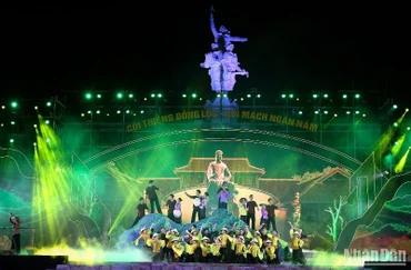 Tiết mục biểu diễn tại Chương trình nghệ thuật "Cõi thiêng Đồng Lộc - Nối mạch ngàn năm". (Ảnh: THÀNH ĐẠT)