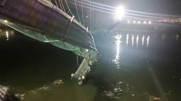 Cây cầu treo bị sập ở bang Gujarat, miền tây Ấn Độ, khiến ít nhất 35 người thiệt mạng. (Ảnh: PTI)