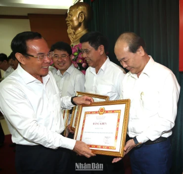 Đồng chí Nguyễn Văn Nên trao bằng khen cho các tập thể. (Ảnh: LONG HỒ)