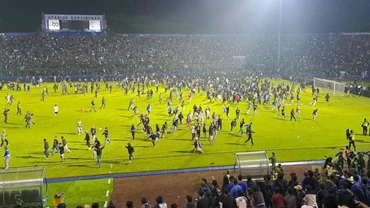 Khung cảnh hỗn loạn sau trận đấu giữa Arema và Persebaya. (Ảnh: Bola)