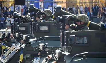 Tên lửa chống tăng Javelin trên xe quân sự trong lễ duyệt binh tại Kiev, Ukraine. (Ảnh tư liệu: AFP/TTXVN)