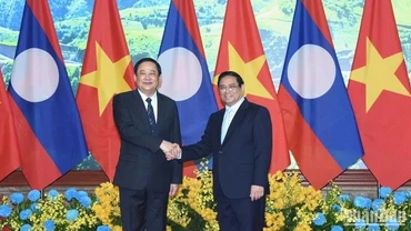 Thủ tướng Phạm Minh Chính và Thủ tướng Chính phủ nước Cộng hòa Dân chủ Nhân dân Lào Sonexay Siphandone. (Ảnh: TRẦN HẢI)