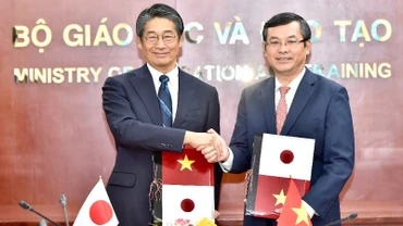 Trao đổi văn kiện dự án viện trợ không hoàn lại Chương trình học bổng phát triển nguồn nhân lực JDS. (Ảnh: Đại sứ quán Nhật Bản cung cấp) 