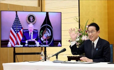 Thủ tướng Nhật Bản Fumio Kishida (phải) tại Hội nghị thượng đỉnh trực tuyến với Tổng thống Mỹ Joe Biden ngày 21/1/2022. (Ảnh tư liệu: AFP/TTXVN)
