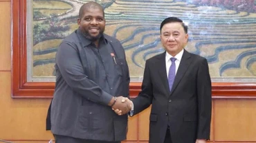 Thường trực Ban Bí thư Trần Cẩm Tú tiếp Tổng Thư ký Đảng Mặt trận giải phóng Mozambique (FRELIMO) Chakil Aboobacar. (Ảnh: TTXVN)