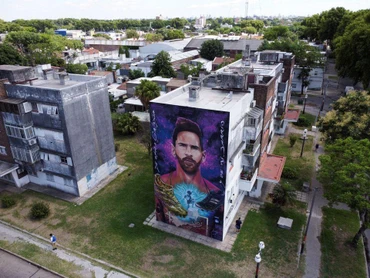 Bức tranh tường khổng lồ về ngôi sao Lionel Messi gần ngôi nhà nơi anh sinh ra ở Rosario, Argentina. (Ảnh: Reuters)