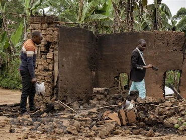 Một ngôi nhà bị phá hủy sau một vụ tấn công tại Cộng hòa Dân chủ Congo. (Ảnh: AFP/TTXVN)