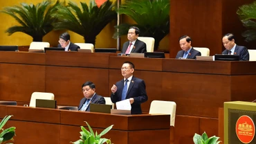 Bộ trưởng Tài chính Hồ Đức Phớc giải trình, làm rõ ý kiến đại biểu Quốc hội nêu tại phiên thảo luận của Quốc hội chiều 29/5. (Ảnh: THỦY NGUYÊN) 