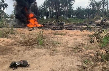 Hiện trường vụ nổ đường ống dẫn dầu ở vùng Emuoha. (Nguồn: Reuters)