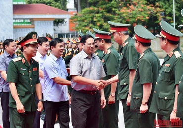Cán bộ, chỉ huy Bộ Tư lệnh Quân khu 4 đón Thủ tướng Phạm Minh Chính.