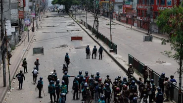 Quân đội và cảnh sát Bangladesh kiểm soát tình hình trước đám đông người biểu tình bên ngoài Đài Truyền hình nhà nước Bangladesh, Dhaka, Bangladesh, ngày 19/7/2024. (Ảnh: Reuters) 