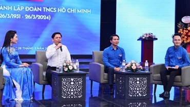 Bí thư Đảng ủy Khối các cơ quan Trung ương Nguyễn Văn Thể đối thoại với cán bộ, đoàn viên, thanh niên tiêu biểu. (Ảnh: TRUNG HƯNG)