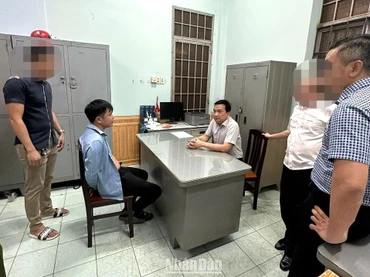 Thiếu tướng Nguyễn Sĩ Quang, Giám đốc Công an tỉnh Đồng Nai lấy lời khai đối tượng Ngô Quý Phương.