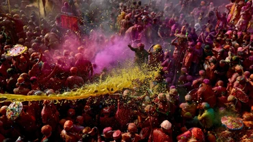 Tưng bừng Lễ hội Holi ở thị trấn Nandgaon, Uttar Pradesh, Ấn Độ. (Ảnh: Reuters) 