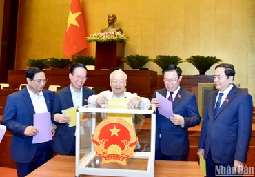 Lãnh đạo Đảng, Nhà nước bỏ phiếu kín đánh giá tín nhiệm 44 chức danh do Quốc hội bầu hoặc phê chuẩn, sáng 25/10. (Ảnh: DUY LINH)