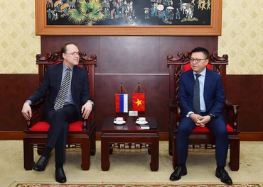 Tổng Biên tập Báo Nhân Dân Lê Quốc Minh tiếp Đại sứ đặc mệnh toàn quyền Liên bang Nga tại Việt Nam Gennady Bezdetko. (Ảnh: THỦY NGUYÊN)