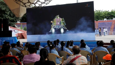 Người dân xem trực tiếp quá trình tàu vũ trụ Chandrayaan-3 hạ cánh xuống Mặt trăng tại khán phòng của Trung tâm Thành phố khoa học Gujarat ở Ahmedabad, Ấn Độ, ngày 23/8/2023. (Ảnh: Reuters)