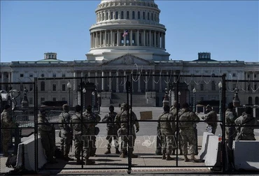 Lực lượng an ninh được triển khai tại Đồi Capitol, thủ đô Washington của Mỹ. (Ảnh: AFP/TTXVN)