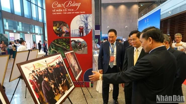 Các đại biểu tham quan “Không gian Cao Bằng” bên lề hội nghị, giới thiệu về vẻ đẹp thiên nhiên, con người, cũng như tiềm năng, lợi thế của Cao Bằng. (Ảnh: TRUNG HƯNG) 