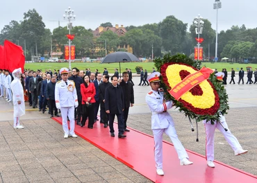Đoàn đại biểu Bộ Ngoại giao, Trưởng các cơ quan đại diện Việt Nam ở nước ngoài vào Lăng viếng Chủ tịch Hồ Chí Minh.