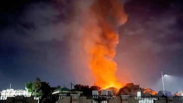Khói lửa bốc lên sau vụ không kích của lực lượng Mỹ vào Thủ đô Sanaa (Yemen) ngày 19/3/2025. (Ảnh: THX/TTXVN)