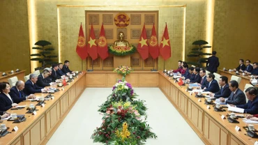 Thủ tướng Phạm Minh Chính hội đàm với Thủ tướng Kyrgyzstan Adylbek Kasimalyev. (Ảnh: TRẦN HẢI)