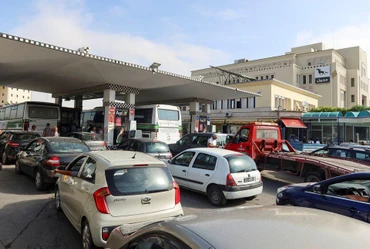Hàng dài ô-tô xếp hàng chờ tiếp nhiên liệu tại 1 trạm xăng ở Tunis, Tunisia, ngày 11/10/2022. (Ảnh: Reuters)