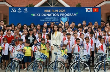 Đệ nhất phu nhân Hàn Quốc Kim Keon Hee cùng đại diện Ngân hàng Shinhan trao tặng học bổng và xe đạp cho Làng trẻ SOS Việt Nam.