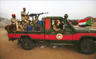 Các thành viên Lực lượng hỗ trợ nhanh (RSF) tuần tra tại làng Qarri, cách thủ đô Khartoum của Sudan 90km về phía bắc. (Ảnh tư liệu: AFP/TTXVN)