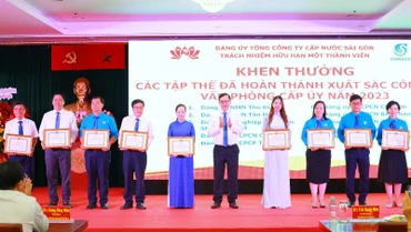 Lãnh đạo Tổng Công ty Cấp nước Sài Gòn khen thưởng, biểu dương các cá nhân, tập thể có thành tích trong công tác thi đua hoàn thành kế hoạch Sản xuất kinh doanh năm 2023.