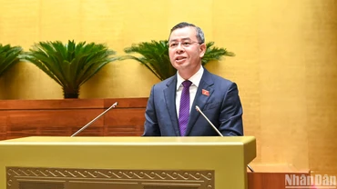 Tổng Kiểm toán nhà nước Ngô Văn Tuấn trình bày Báo cáo về việc thực hiện một số nghị quyết của Quốc hội khóa XIV về giám sát chuyên đề, chất vấn và nghị quyết của Quốc hội về giám sát chuyên đề, chất vấn từ đầu nhiệm kỳ khóa XV đến hết Kỳ họp thứ 4. (Ảnh: DUY LINH)