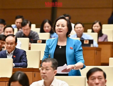 Bộ trưởng Nội vụ Phạm Thị Thanh Trà phát biểu tại phiên thảo luận chiều 27/10. Ảnh: ĐĂNG KHOA