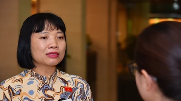 Đại biểu Nguyễn Thị Việt Nga trao đổi với báo chí bên hành lang Quốc hội. (Ảnh: THỦY NGUYÊN) 