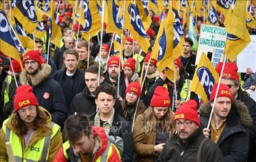 Người dân tham gia đình công yêu cầu tăng lương tại London, Anh, ngày 15/3/2023. (Ảnh: AFP/TTXVN)