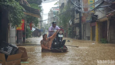 Mực nước sông Hồng dâng cao, người dân thuộc các phường Chương Dương, Phúc Tân (Hoàn Kiếm, Hà Nội) nhanh chóng di chuyển đồ đạc đến nơi an toàn. (Ảnh: SƠN BÁCH)