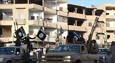 Các tay súng IS tuần tra tại thành phố Raqa, Syria. (Ảnh tư liệu: AFP/TTXVN)