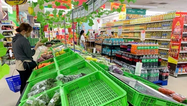 Trong ngày 8/9, nhiều siêu thị, cửa hàng tiện lợi, chợ truyền thống và cửa hàng tạp hóa tiếp tục mở hàng. Tuy nhiên nhu cầu tiêu dùng trên thị trường dự kiến sẽ giảm do mưa, bão và hàng hóa thiết yếu đã được mua trước khi bão đến. (Ảnh minh họa: BÔNG MAI)