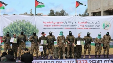 Phong trào Hamas trao trả các con tin Israel cho Ủy ban Chữ thập đỏ quốc tế theo thỏa thuận ngừng bắn, tại trại tị nạn Nuseirat ở miền trung Dải Gaza, ngày 22/2/2025. (Ảnh: REUTERS/TTXVN)