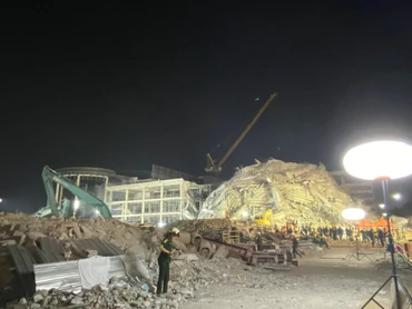 Công tác cứu hộ, cứu nạn tại tòa nhà 30 tầng bị đổ sập tại Bangkok. (Ảnh: XUÂN SƠN)