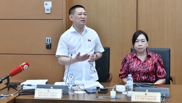 Bộ trưởng Tài chính Hồ Đức Phớc phát biểu tại phiên thảo luận Tổ 8. (Ảnh: ĐĂNG KHOA)