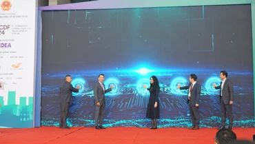 Các đại biểu thực hiện nghi thức khai mạc diễn đàn Kết nối và phát triển thương mại điện tử 2024. (Ảnh: TRUNG HƯNG) 