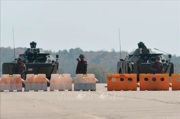 Binh sĩ Myanmar phong tỏa tuyến đường dẫn tới Quốc hội nước này ở thủ đô Naypyidaw, ngày 1/2/2021. (Ảnh: AFP/TTXVN)