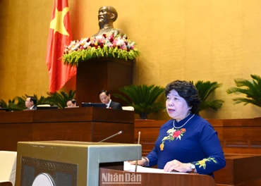 Ủy viên Ủy ban Thường vụ Quốc hội, Chủ nhiệm Ủy ban Xã hội của Quốc hội Nguyễn Thúy Anh trình bày Báo cáo giải trình, tiếp thu, chỉnh lý dự thảo Luật Khám bệnh, chữa bệnh (sửa đổi). (Ảnh: DUY LINH)