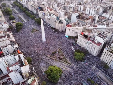 Người Argentina phủ kín đường phố Buenos Aires mừng đội tuyển nước này vào chung kết World Cup. (Ảnh: Reuters)