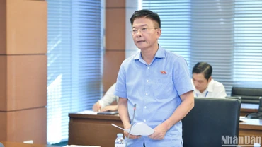 Bộ trưởng Tư pháp Lê Thành Long phát biểu thảo luận tại Tổ 5. (Ảnh: THỦY NGUYÊN) 