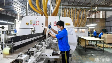 Kinh tế 9 tháng năm 2024 đạt mức tăng trưởng tích cực 6,82%, thể hiện sự quyết tâm và nỗ lực của toàn hệ thống chính trị trong phát triển kinh tế-xã hội và thích ứng nhanh, kịp thời với những biến động của kinh tế thế giới, khắc phục hậu quả nặng nề do thiên tai. (Ảnh minh họa: THÀNH ĐẠT)