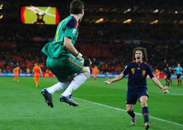 Iker Casillas (bìa trái) và Carles Puyol ăn mừng sau khi Tây Ban Nha giành chiến thắng trận chung kết World Cup tại Nam Phi năm 2010. (Ảnh: FIFA)