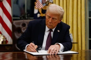 Tổng thống Mỹ Donald Trump ký sắc lệnh tại Nhà Trắng ngày 20/1/2025. (Ảnh minh họa: Getty Images/TTXVN)