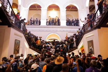 Hàng nghìn người biểu tình Sri Lanka xông vào Phủ tổng thống trong ngày 9/7/2022. (Ảnh: Reuters)