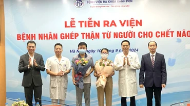 Đại diện Bộ Y tế, Sở Y tế Hà Nội và Bệnh viện đa khoa Xanh Pôn chúc mừng hai bệnh nhân được ghép thận.